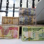 اسکناس‌های دینار عراق و شمارش ارز در صرافی