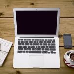 آیفون و تجهیزات فناوری روی میز