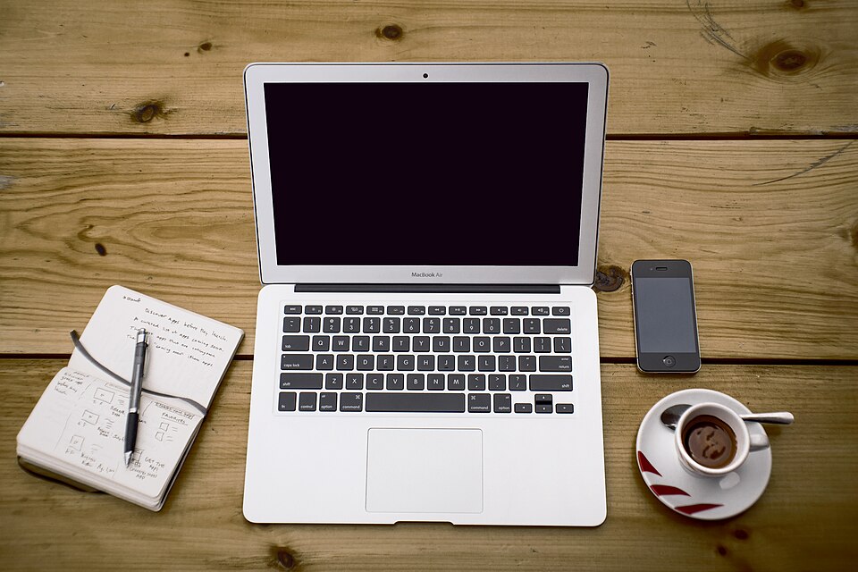 آیفون و تجهیزات فناوری روی میز